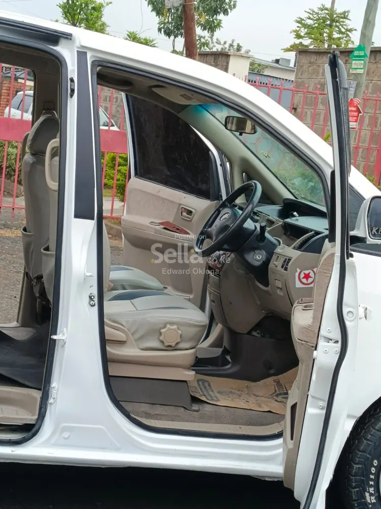 TOYOTA NOAH 