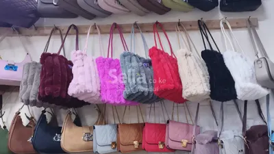 Fluffy tote bags with a zip 
